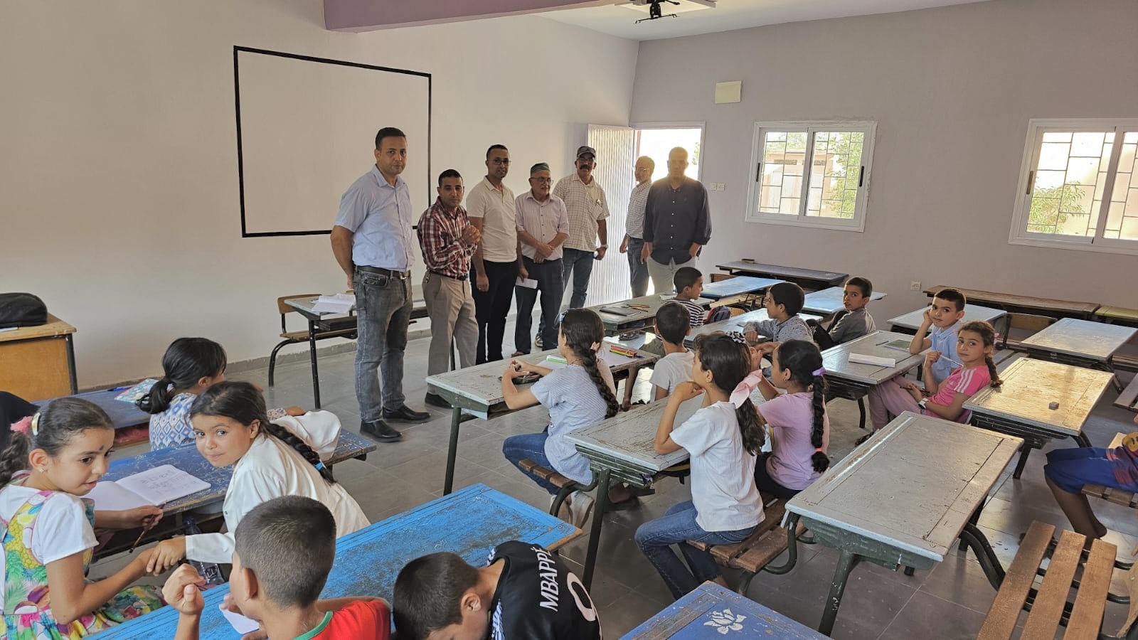 عملية توزيع المحافظ واللوازم المدرسية على تلاميذ المؤسسات التعليمية الابتدائية